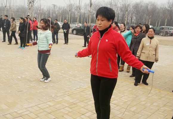 2014年3月7日，公司全體女職工以昂揚(yáng)的斗志，飽滿(mǎn)的精神狀態(tài)，參加了金魯班集團(tuán)組織的第一屆趣味運(yùn)動(dòng)會(huì)，并參與了跳繩、拔河、踢毽子等7個(gè)項(xiàng)目的比賽，包攬了踢毽子前三名的傲人戰(zhàn)績(jī)，拔河獲第二名。