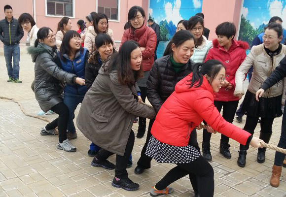 2014年3月7日，公司全體女職工以昂揚(yáng)的斗志，飽滿(mǎn)的精神狀態(tài)，參加了金魯班集團(tuán)組織的第一屆趣味運(yùn)動(dòng)會(huì)，并參與了跳繩、拔河、踢毽子等7個(gè)項(xiàng)目的比賽，包攬了踢毽子前三名的傲人戰(zhàn)績(jī)，拔河獲第二名。